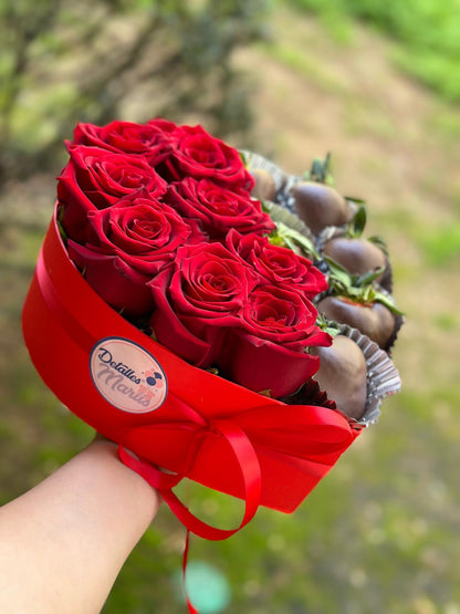 Caja corazón mitad flores, mitad fresas con chocolates.