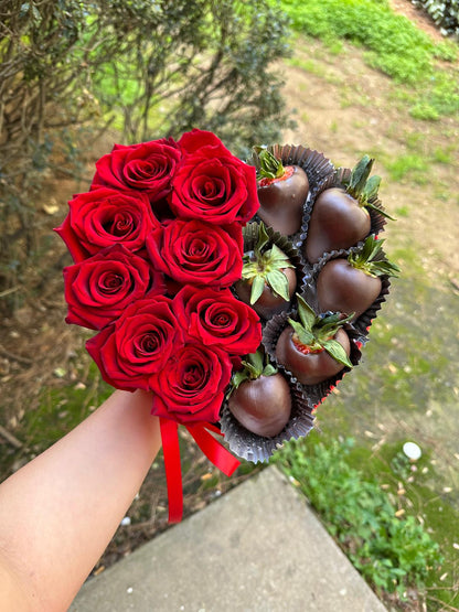 Caja corazón mitad flores, mitad fresas con chocolates.